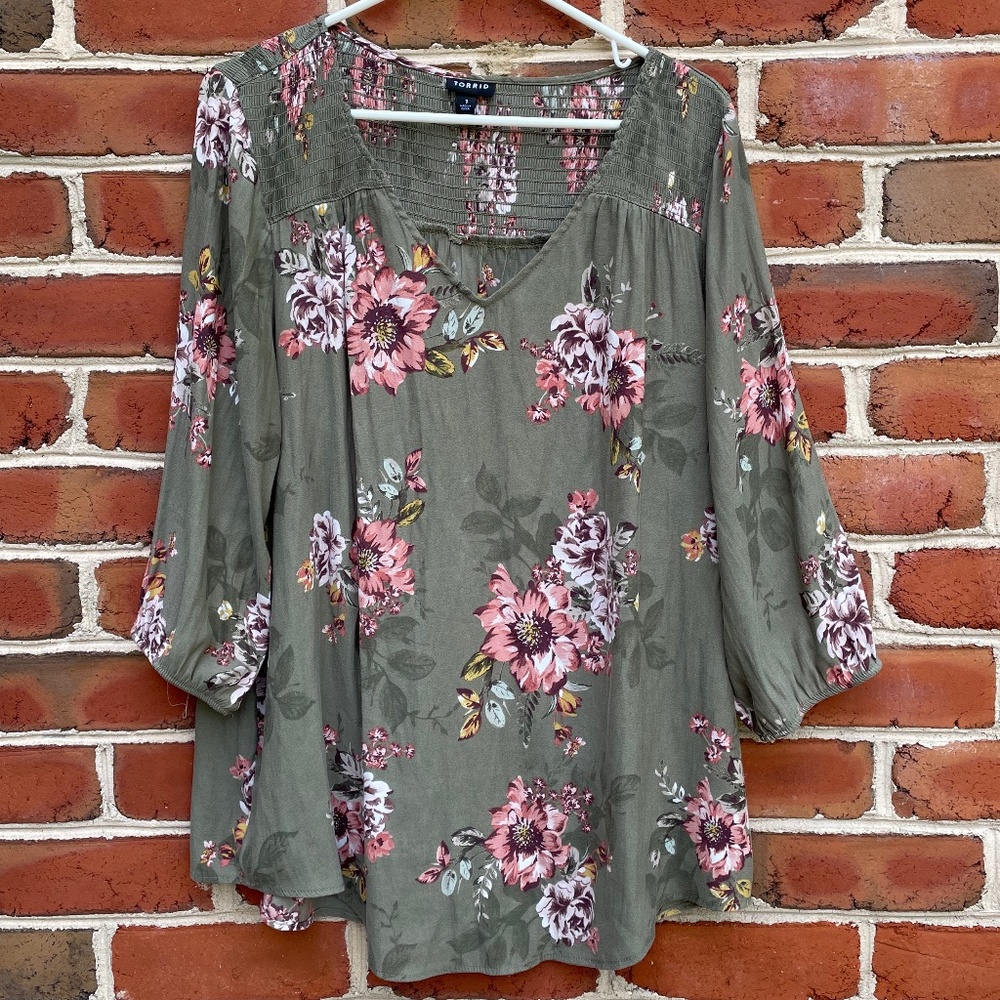 Torrid Size 1 Green Top Quarter Sleeve with White and Pink Flowers